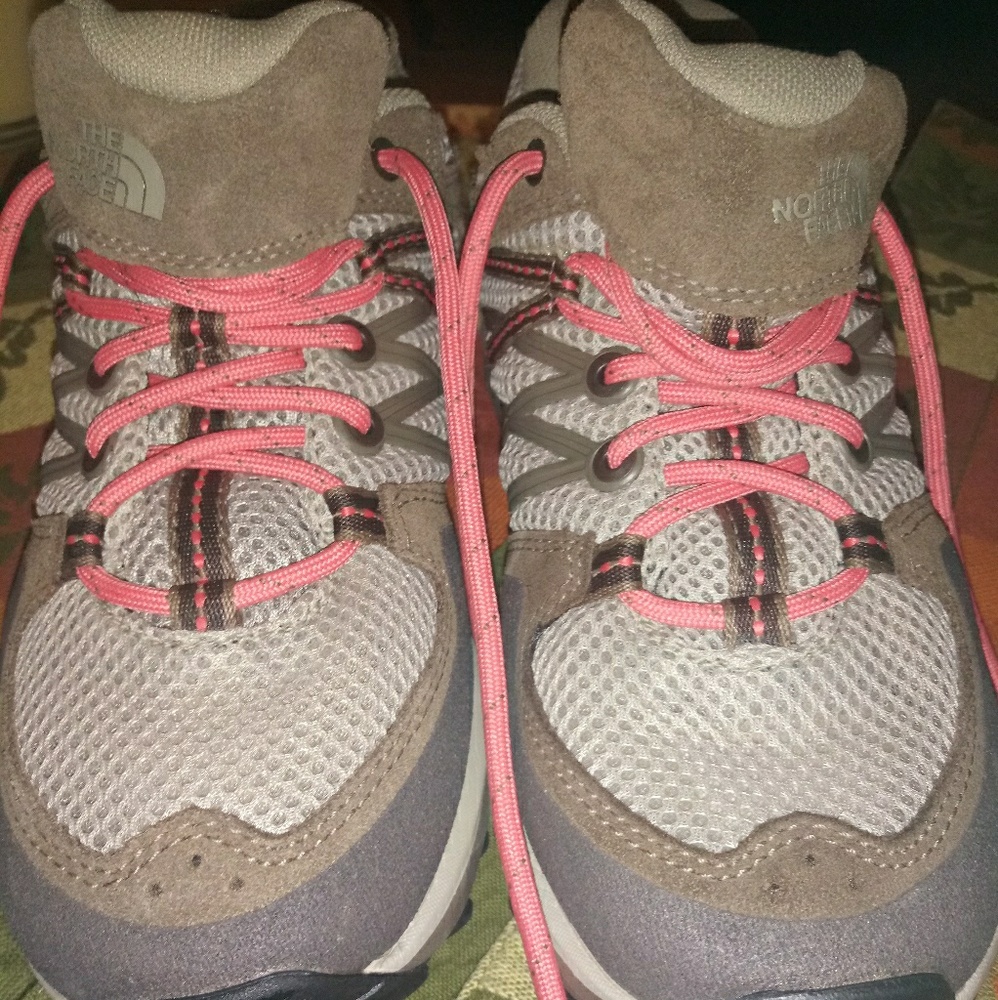 WOMEN'S "THE NORTH FACE" HYDROSEAL SNEAKERS SIZE 6